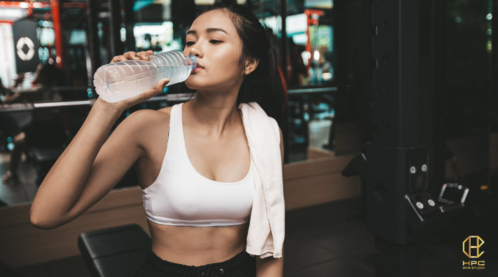 tap-gym-nen-uong-bao-nhieu-nuoc